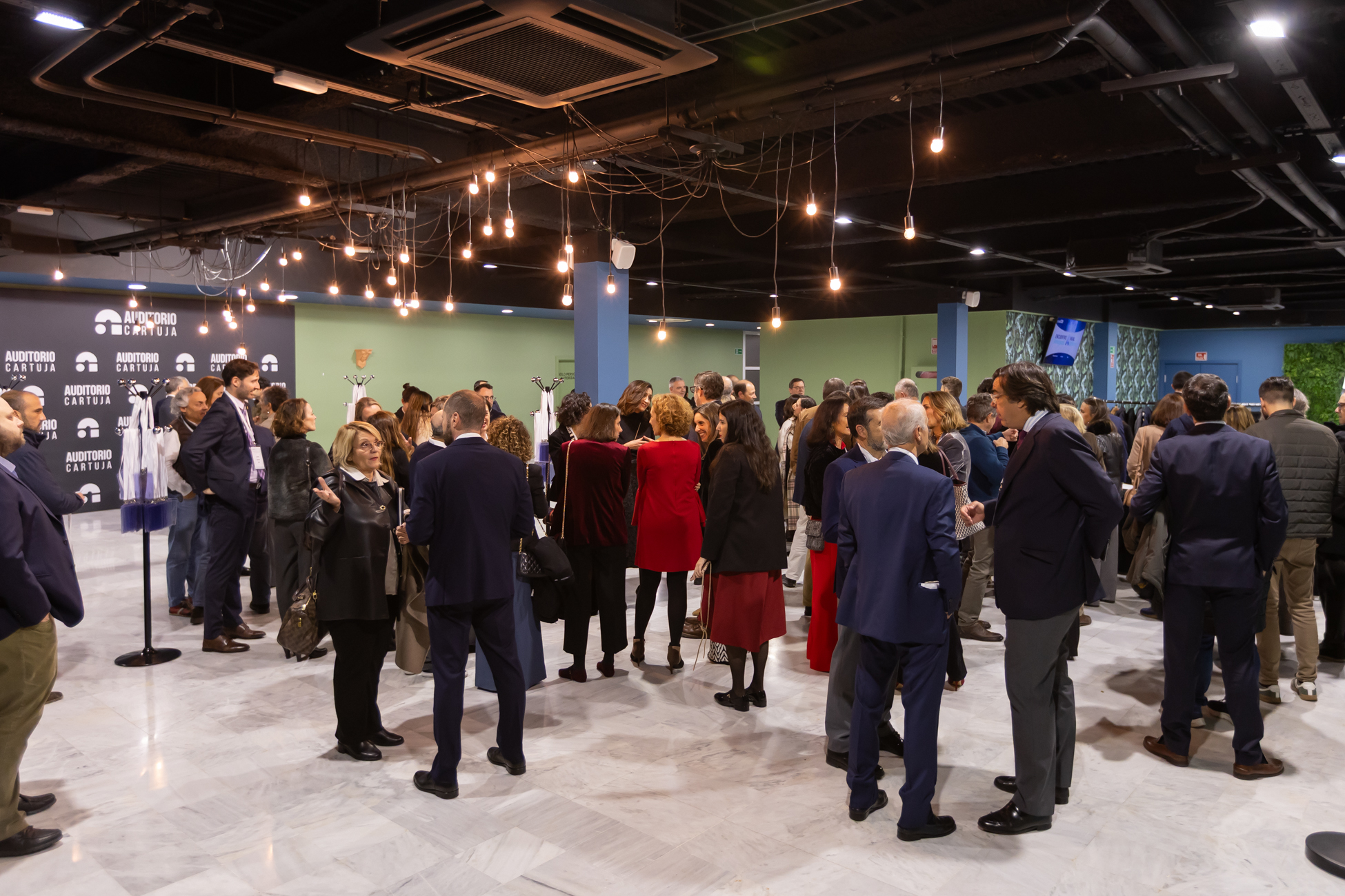 Personas conversando durante un networking empresarial