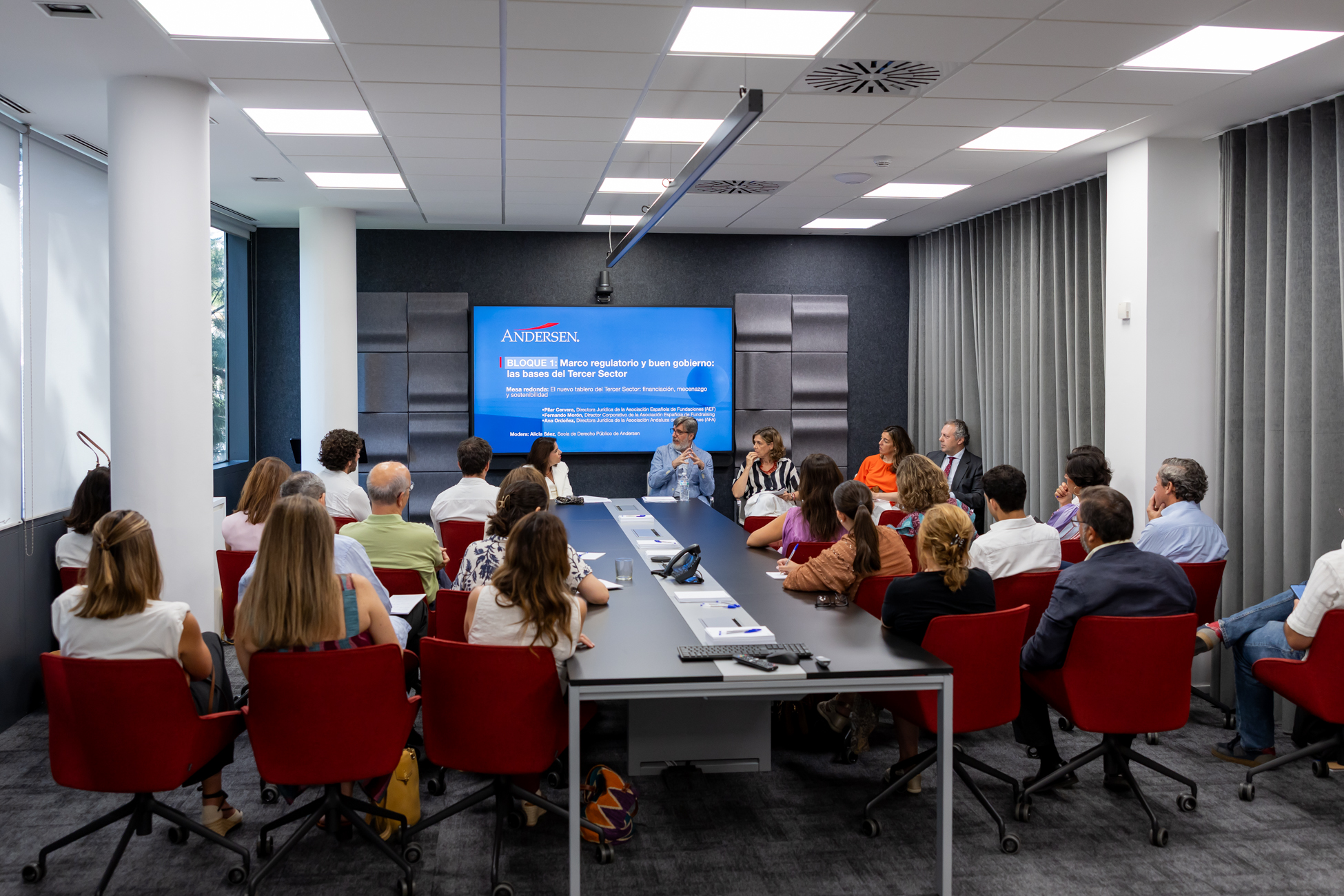 Encuentro de empresa celebrado en una sala de reuniones