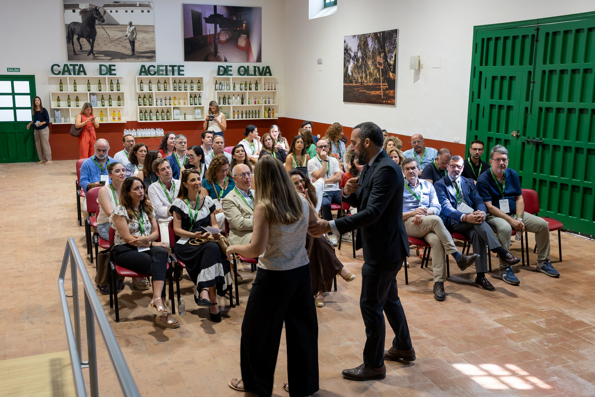 Formador interactuando con los asistentes a un curso