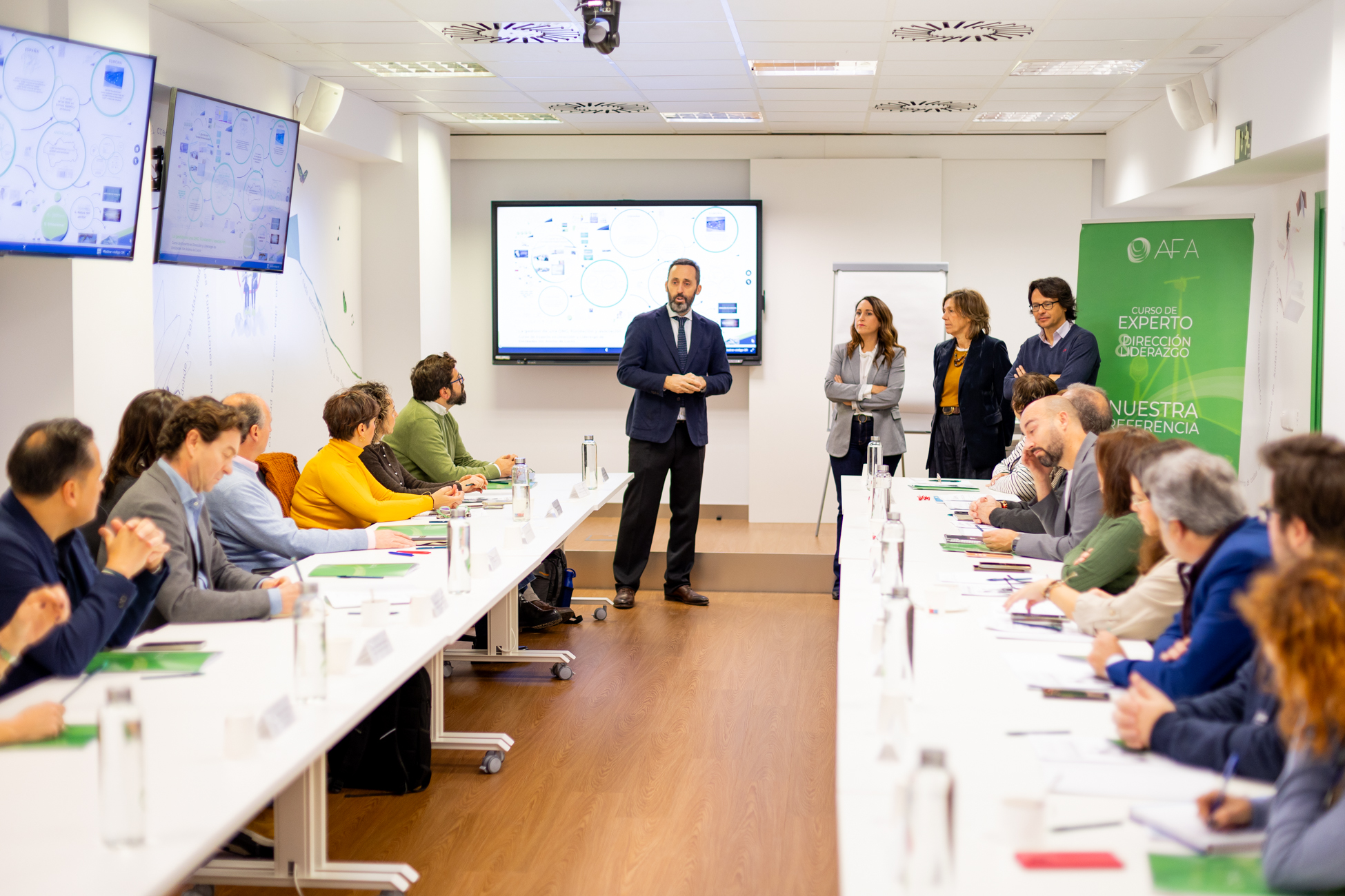 Formador ante un grupo de trabajo durante un curso