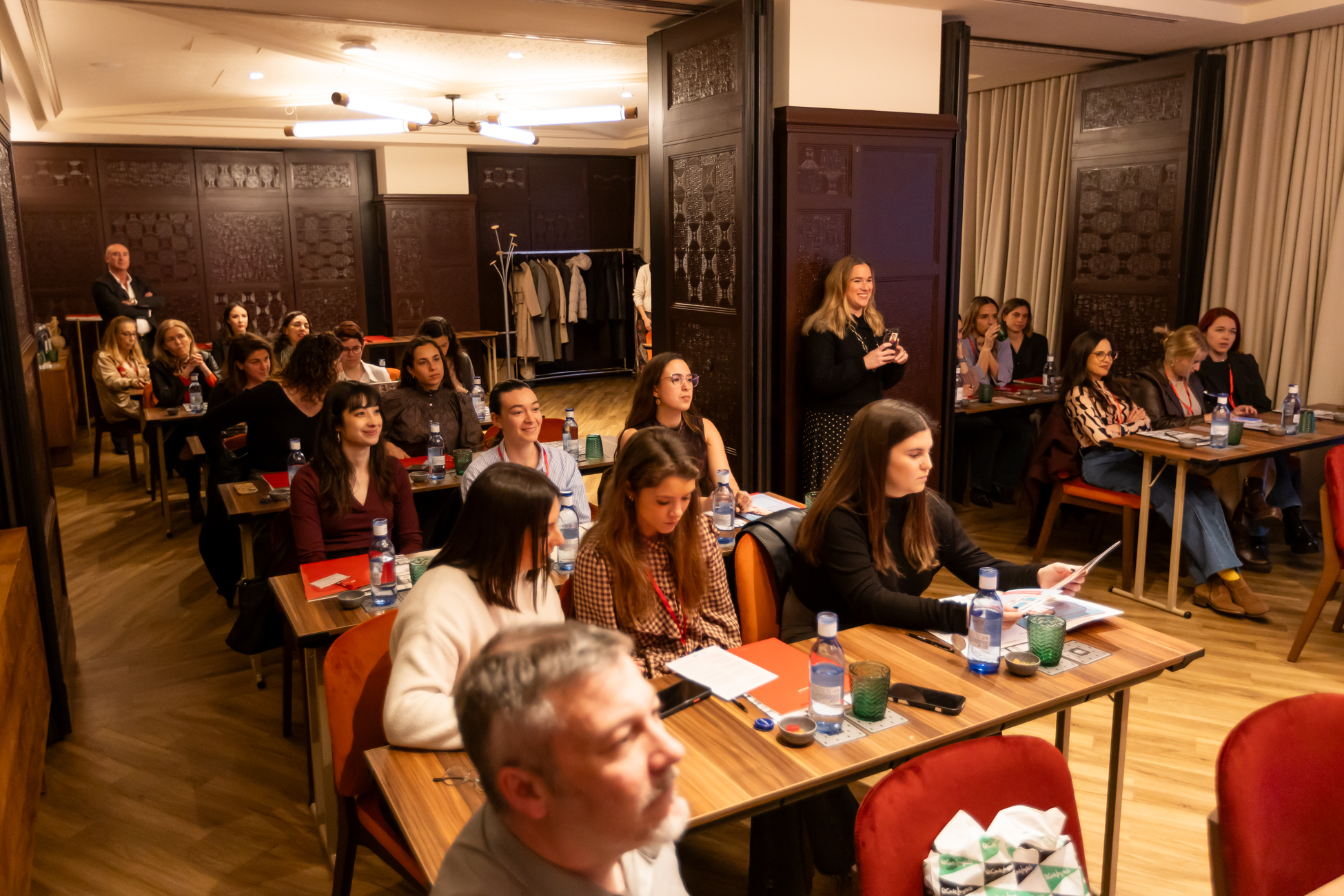 Público participando durante una jornada profesional