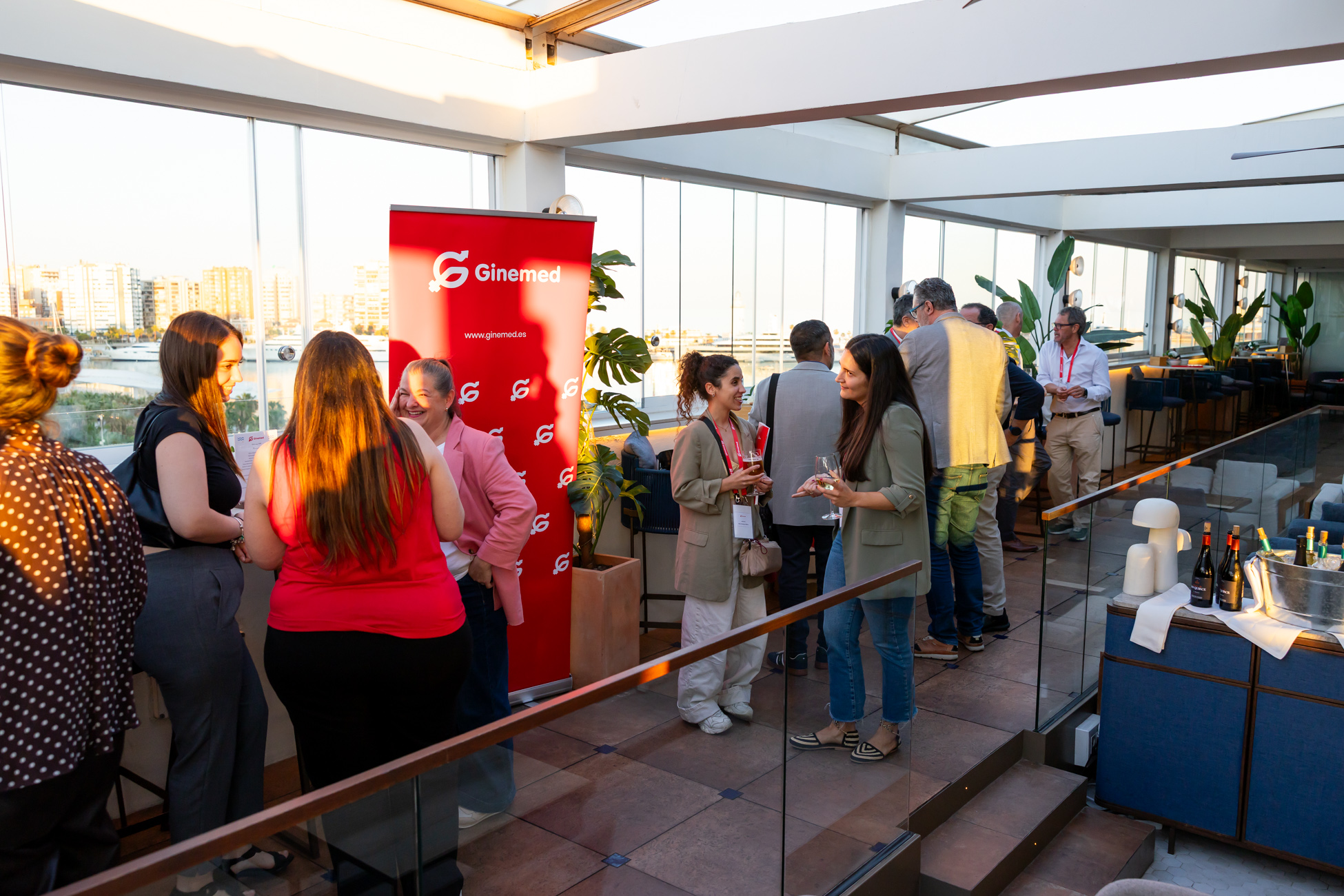 Grupos de asistentes relacionándose durante un networking al aire libre