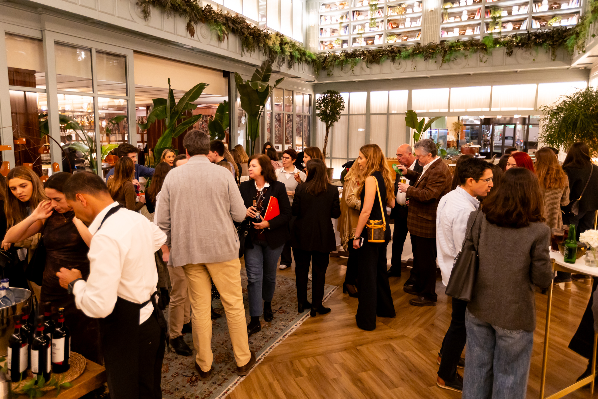 Conversación natural entre asistentes a un encuentro de empresa