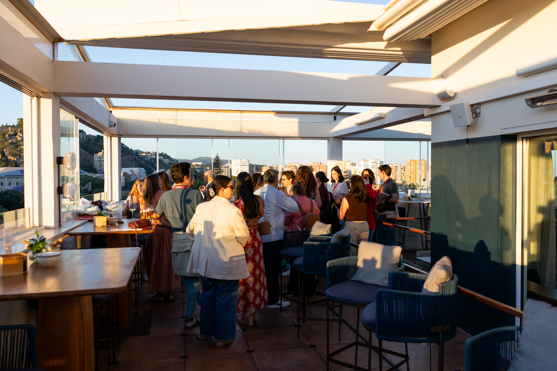 Vista general de un networking empresarial con numerosos asistentes