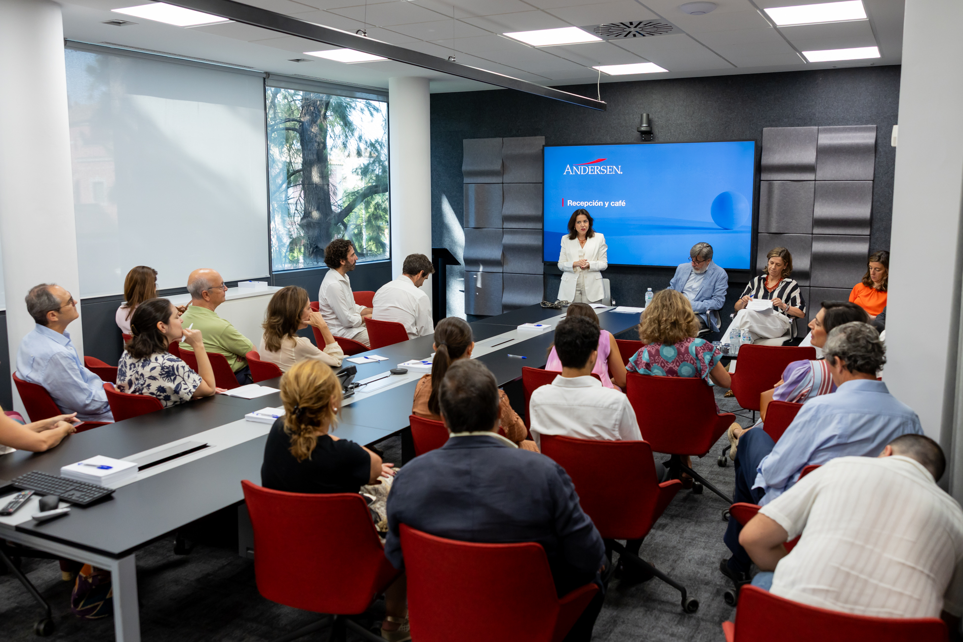 Encuentro de empresa en una sala de reuniones