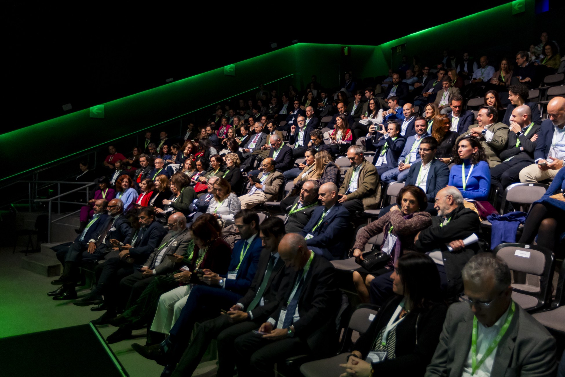 Público siguiendo el encuentro de EOI desde las butacas