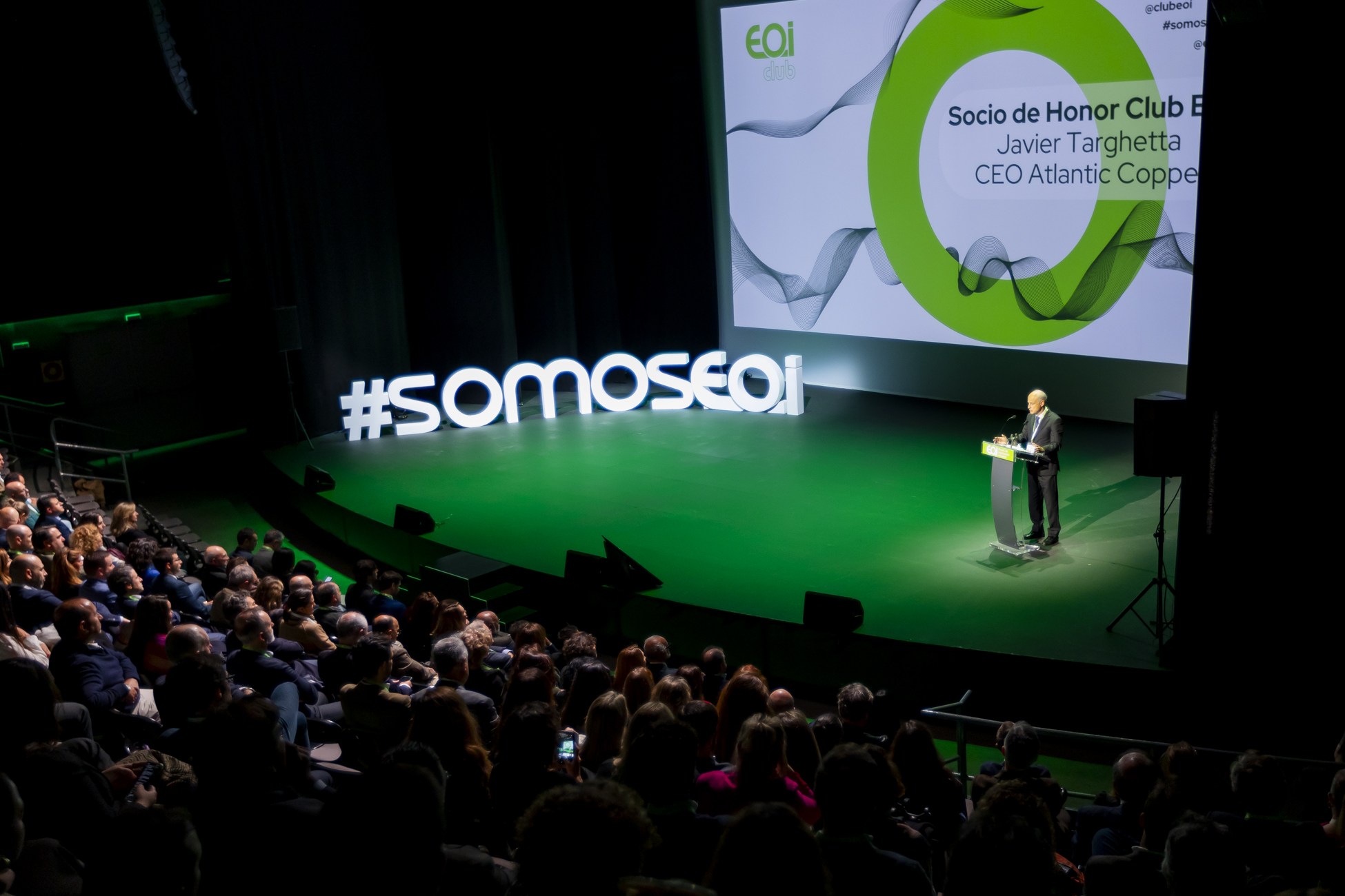 Escenario y asistentes en Auditorio Cartuja durante EOI 2024