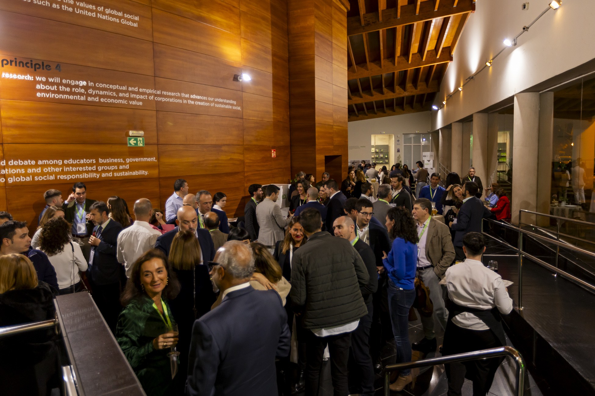 Encuentro entre asistentes fuera de la sala