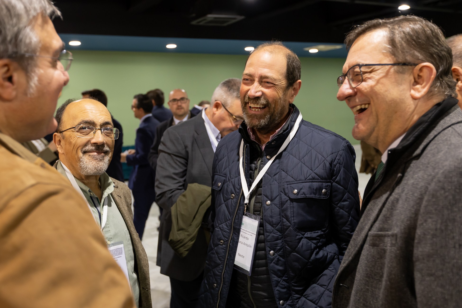 Conversación entre asistentes durante el evento