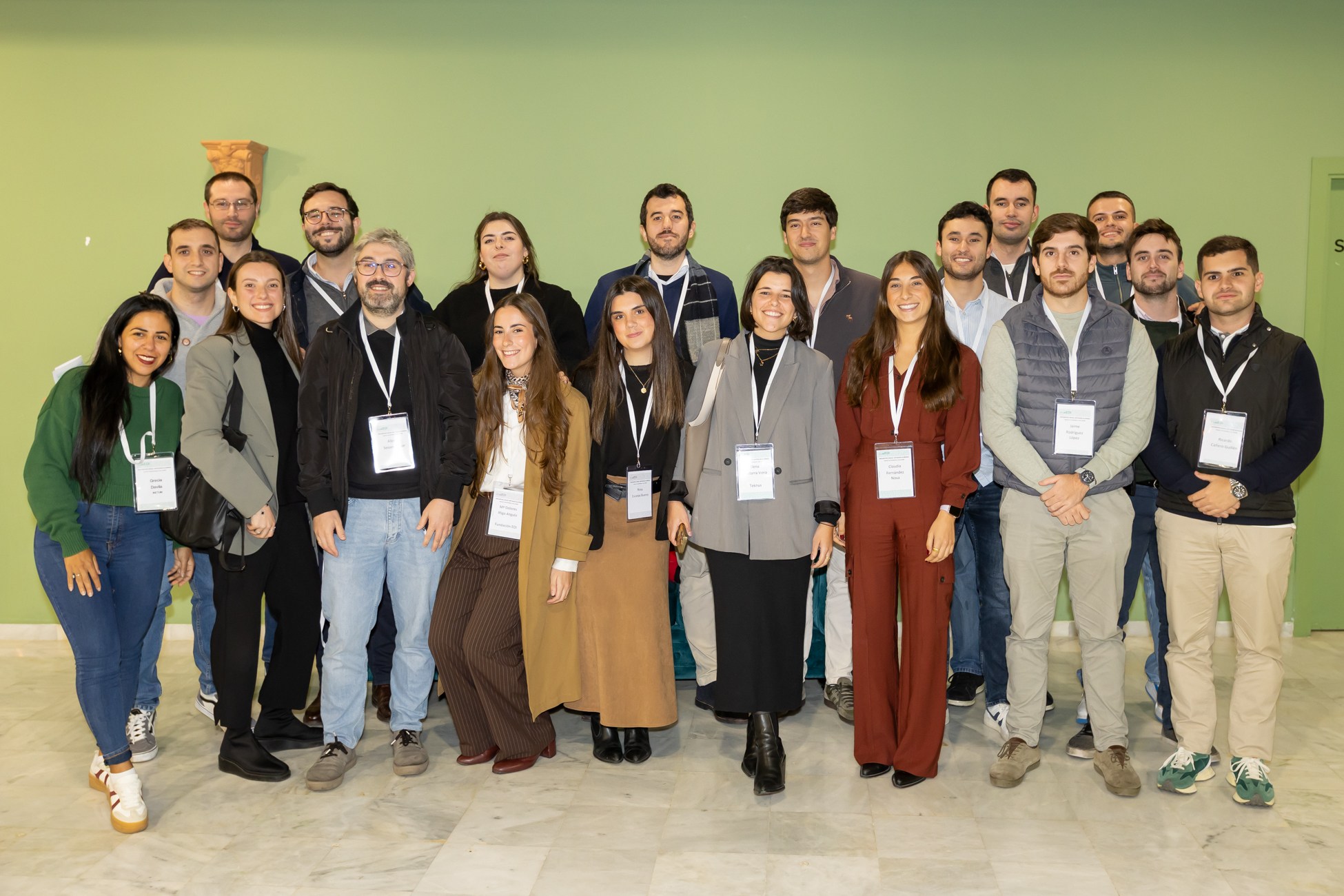 Retrato de grupo de asistentes al encuentro de EOI