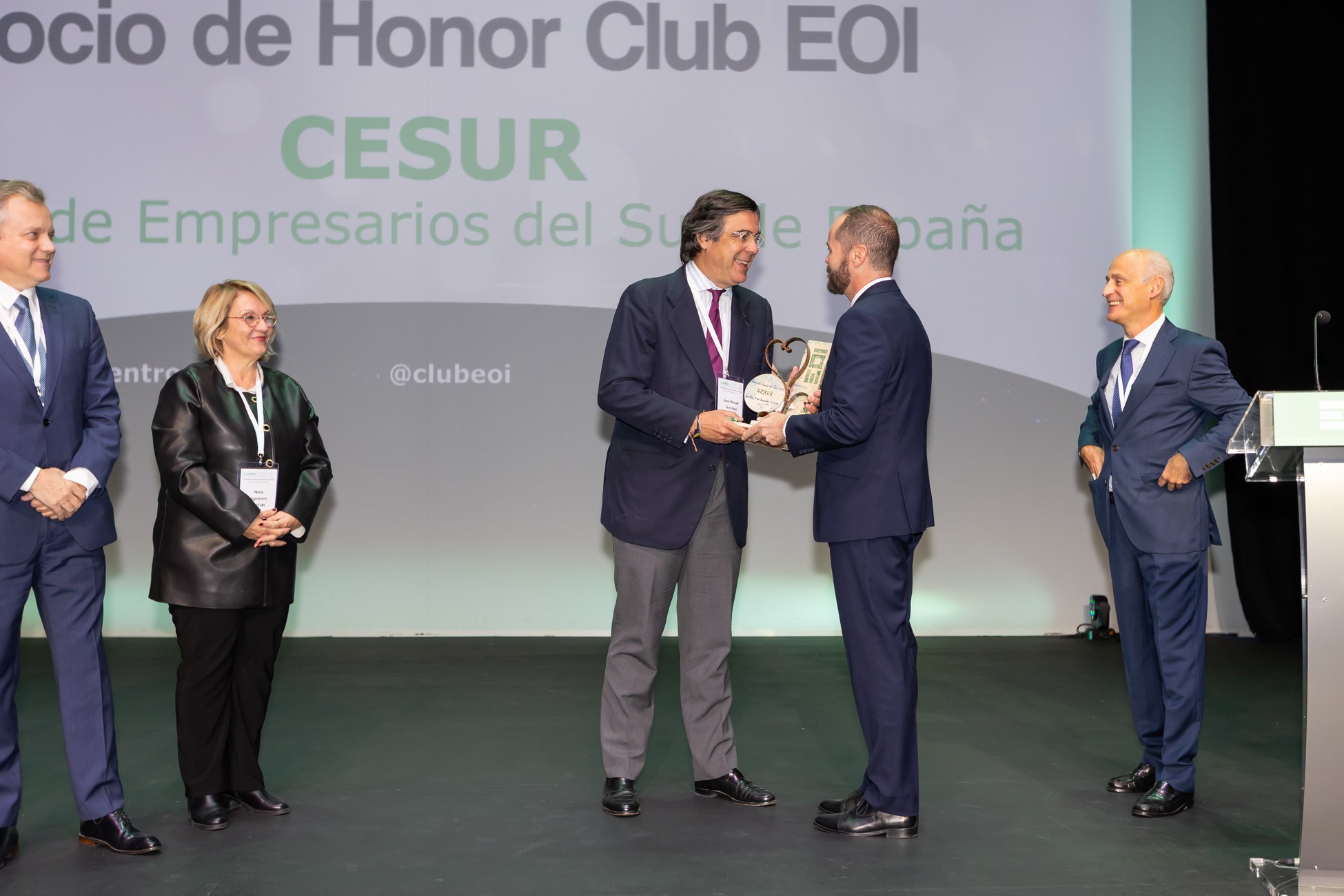 Entrega de reconocimiento durante el encuentro de EOI