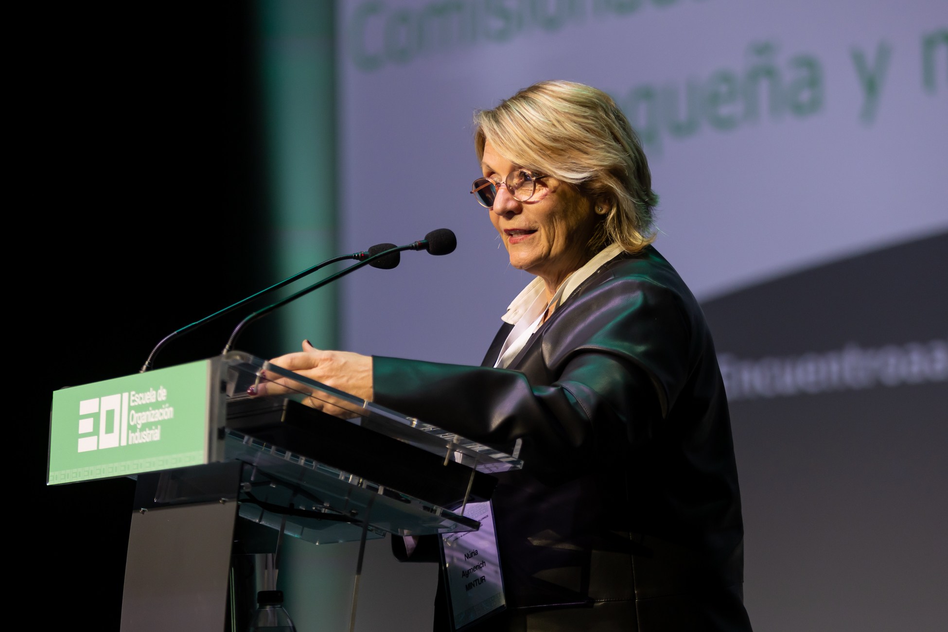 Ponente al atril durante el encuentro de antiguos alumnos