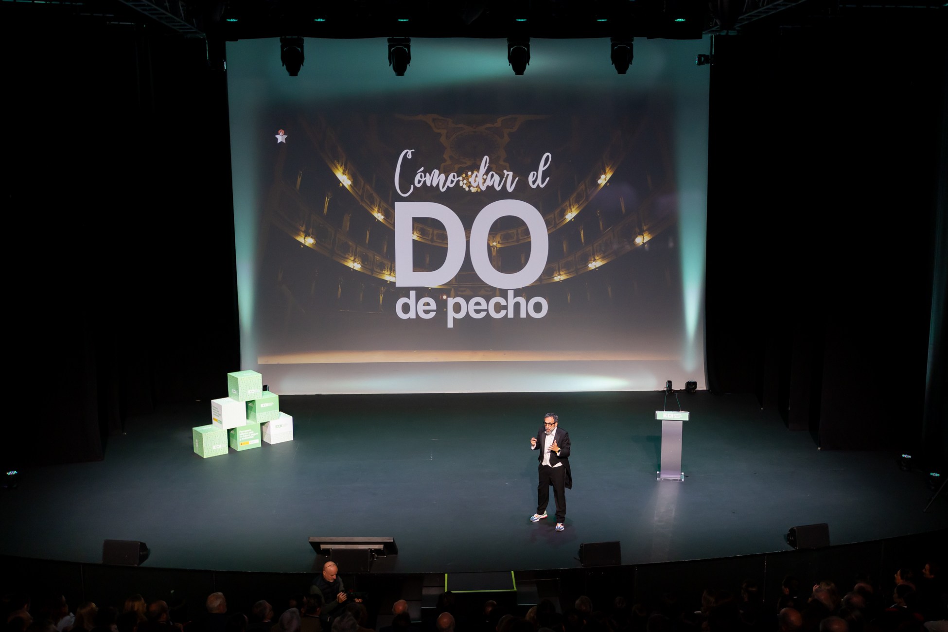 Vista del escenario y la sala durante la actuación de EOI en Auditorio Cartuja