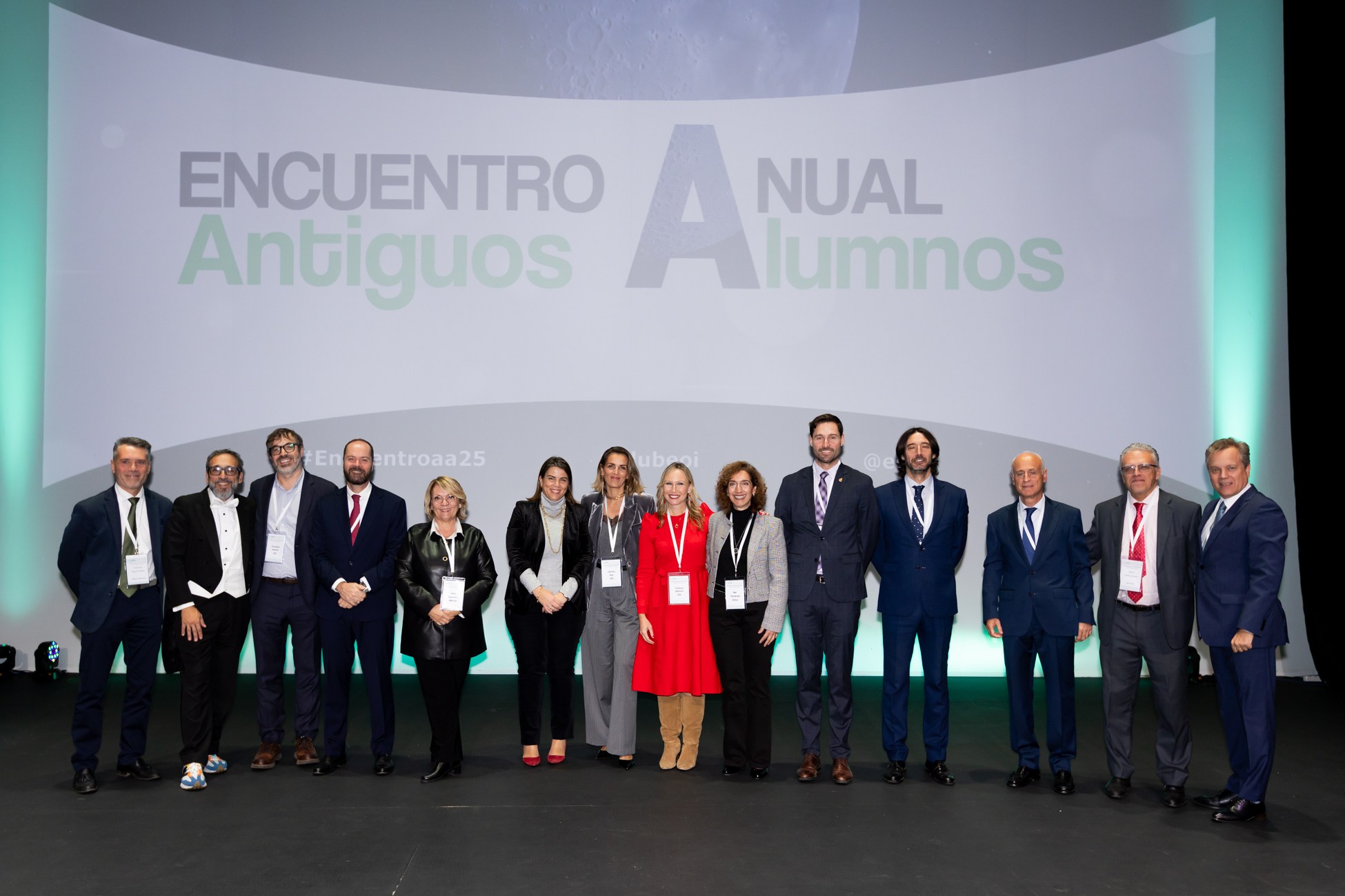 Fotografía de grupo en el escenario del auditorio