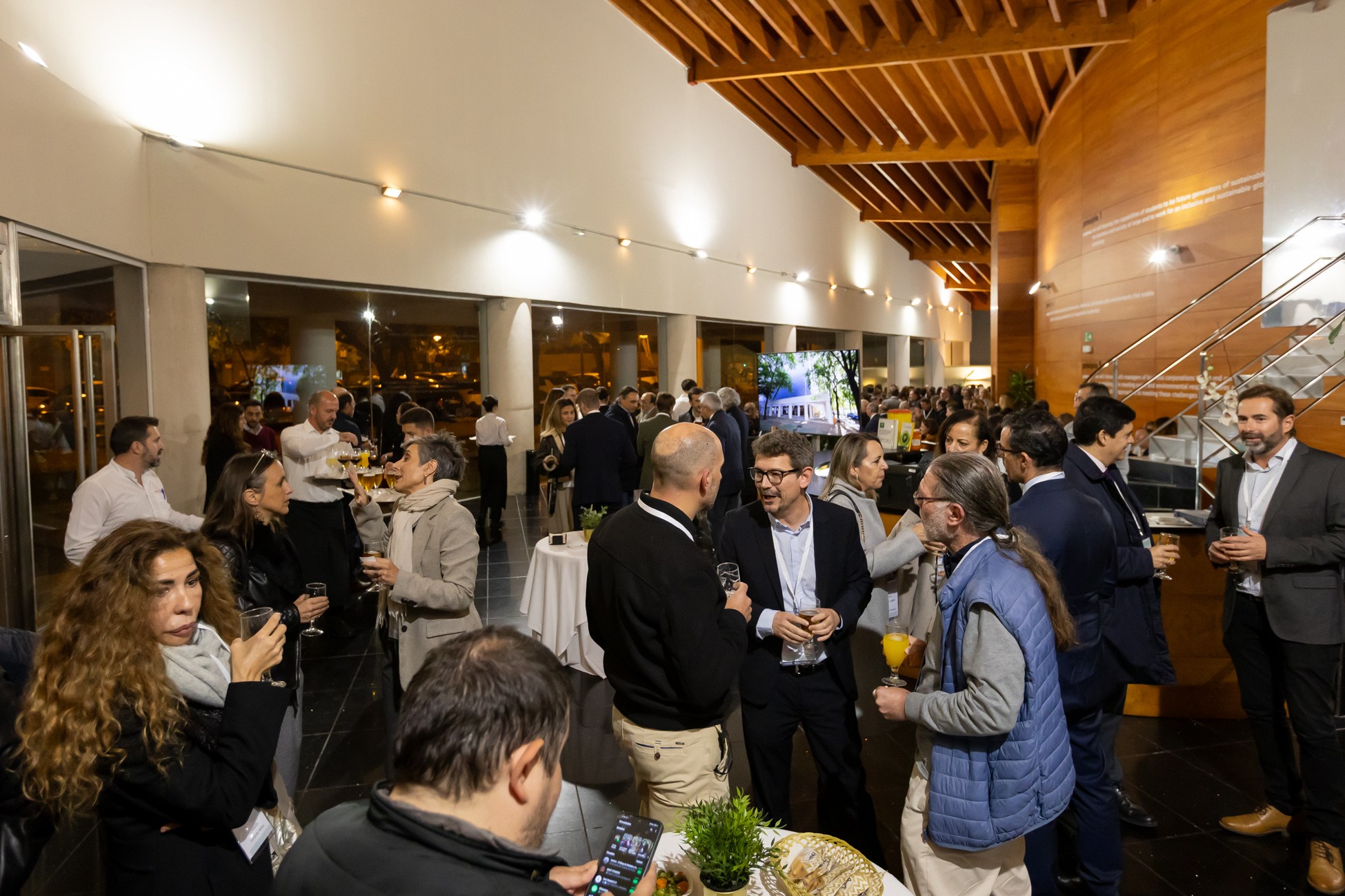 Conversaciones durante la recepción del evento