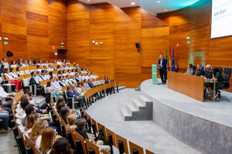Vista general del auditorio de EOI Sevilla durante la clausura del curso 2025–2026